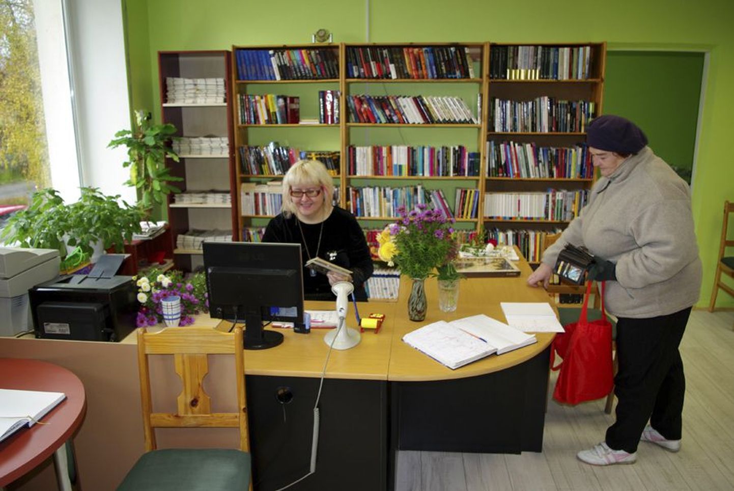 Veerandsada aastat Mõisakülas raamatukoguhoidja ametit pidanud Lija Kornis andis uutes ruumides esimesed raamatud laenuks pensionär Asti Murikule.