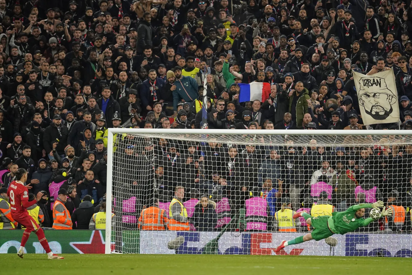 PSG väravavaht Gianluigi Donnarumma tõrjub Darwin Nunezi löödud penalti.