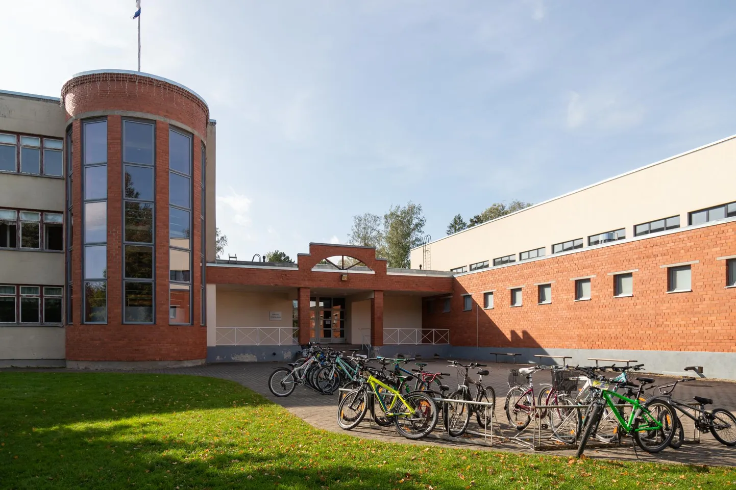 Tarvastu gümnaasium on tänasest eneseisolatsioonis ning õpe käib veebi teel. Esialgu kestav eneseisolatsioon esmaspäevani, kuid see võib pikeneda.