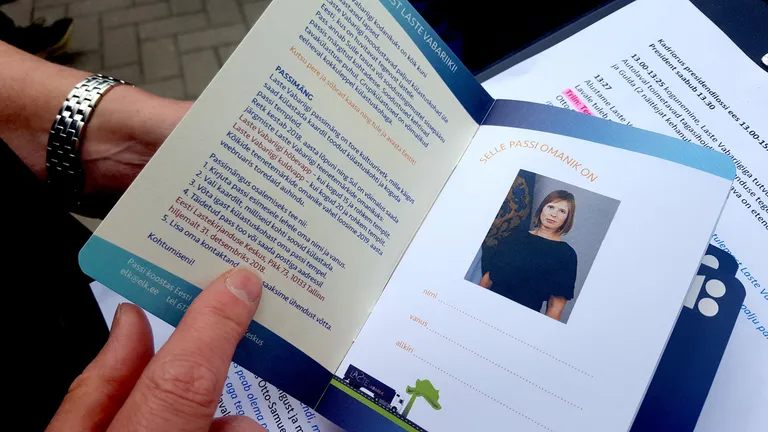 Mängulise Laste Vabariigi esimene pass anti üle päris-presidendile
