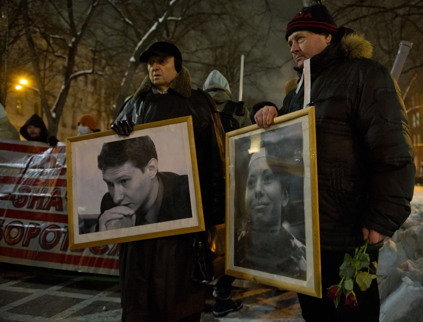 Inimesed hoiavad Anastassia Baburova ja Stanislav Markelovi fotosid. Mõlemad lasti maha jaanuaris 2009.