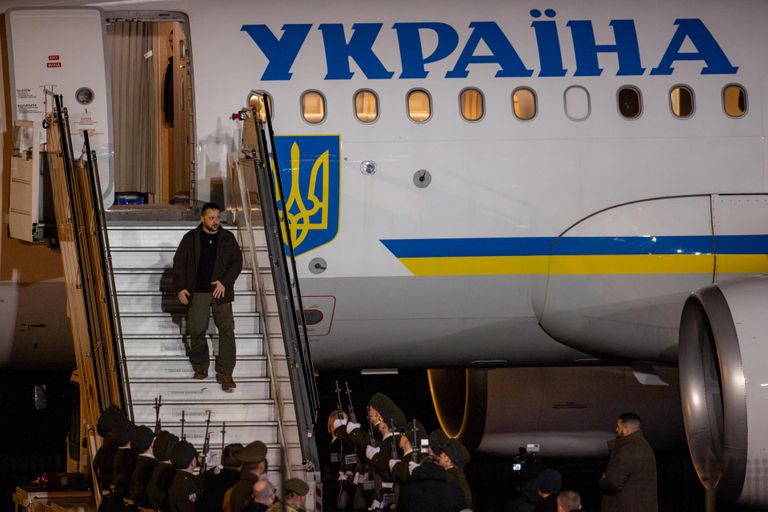 Ukraina presidendi Volodõmõr Zelenskõi lennuk maandus Tallinnas kell 22 kolmapäeva õhtul, lennujaamas oli presidendil vastas auvahtkond.