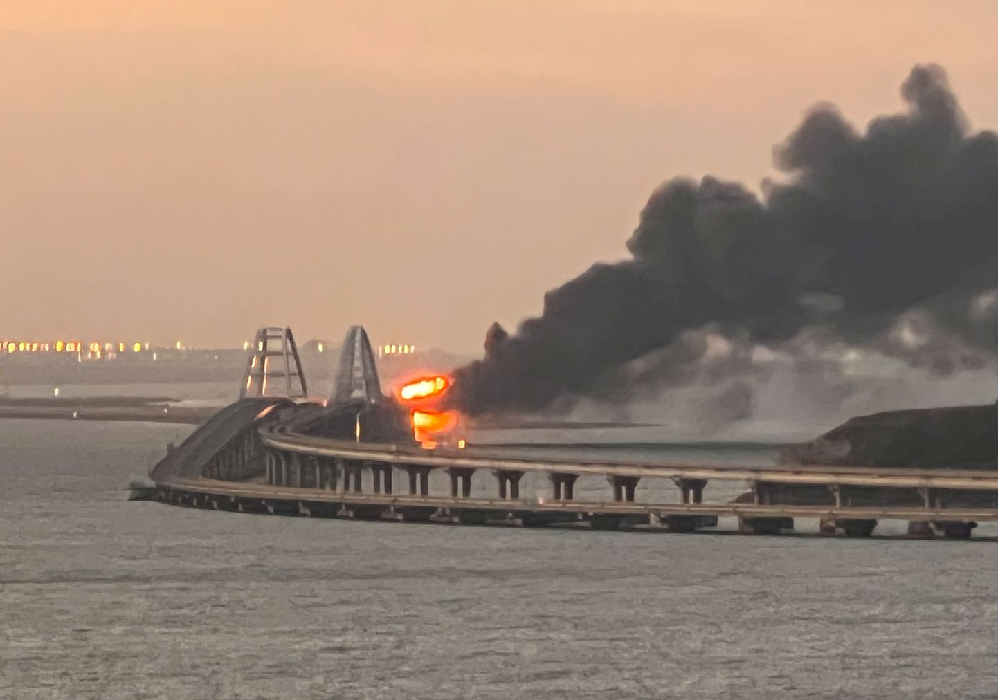 Пожар на мосту в Крыму.