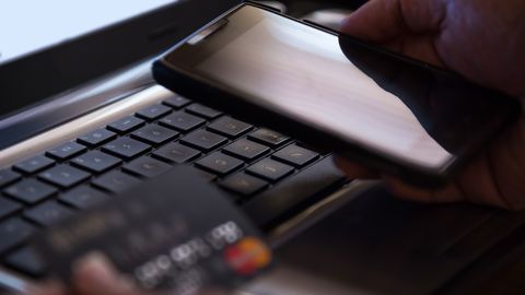 Bankas darbiniecei par noziedzīgām darbībām ar klientu finanšu instrumentiem piespriež cietumsodu