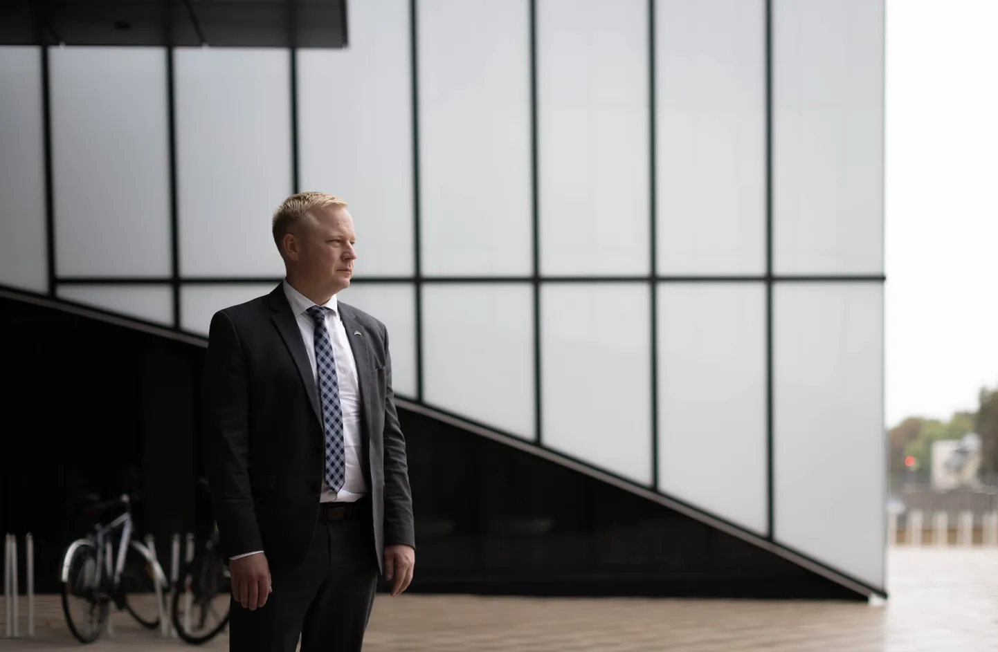 Rahandusminister Mart Võrklaev superministeeriumi maja ees.