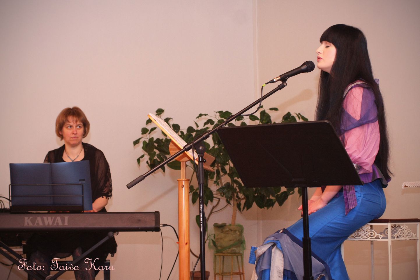 Emadepäeval, 12. mail esineb Lüganuse kirikus Sandra Nurmsalu.