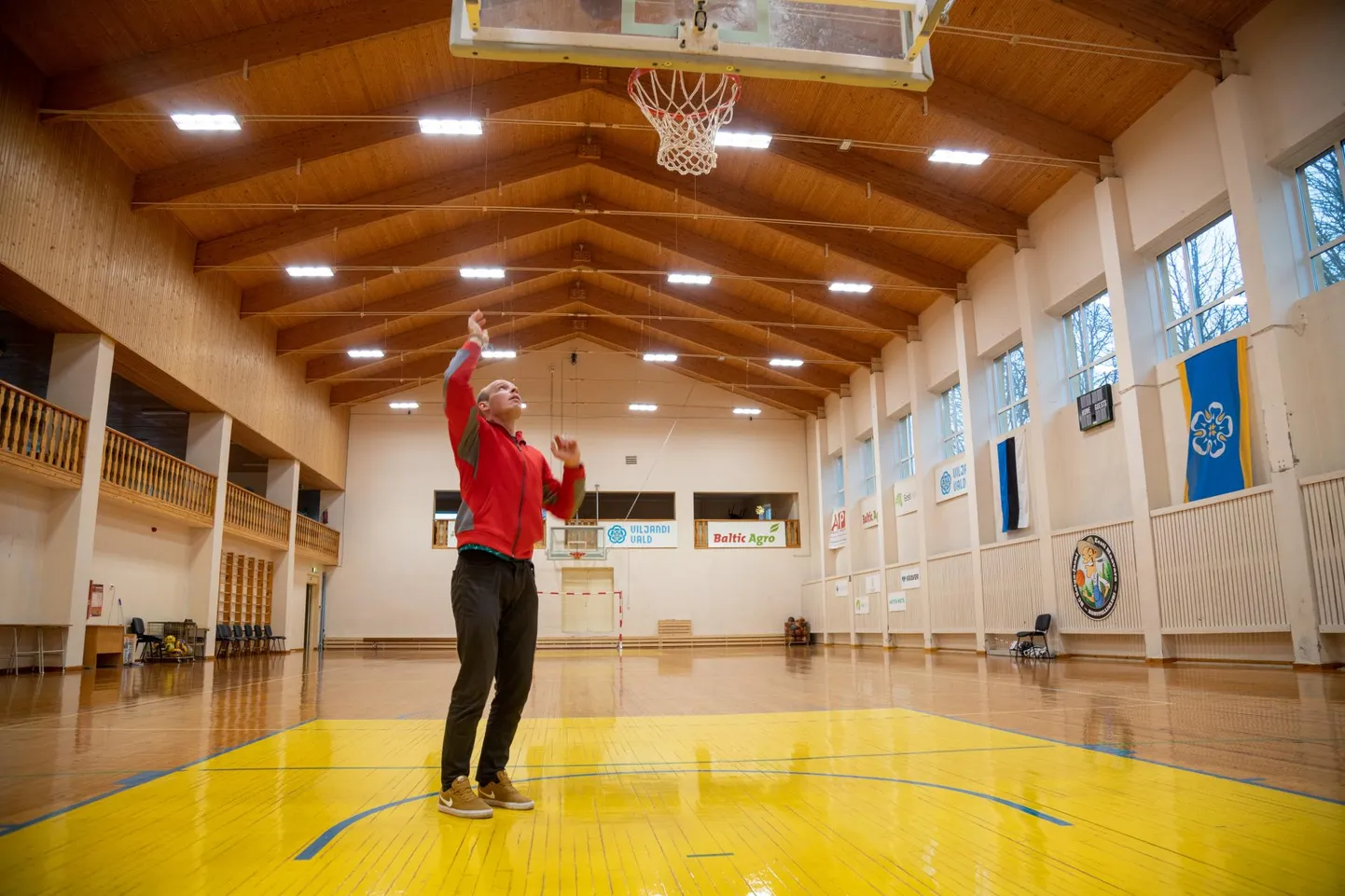 Kolga-Jaani põhikooli spordihoone sai uue valgustuse. Kooli kehalise kasvatuse õpetaja ja piirkonna spordikorraldaja Teet Meeritsa sõnul võib seda saali pidada nüüd maakonna parima valgustusega saaliks.