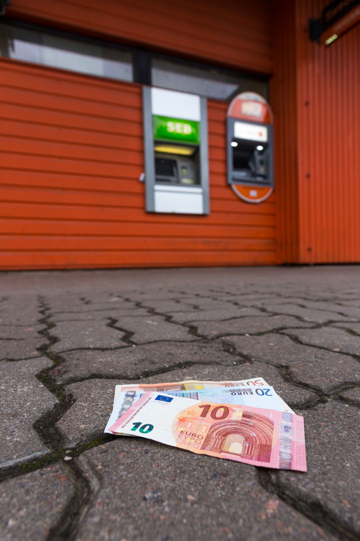 5100 eurot võttis naine välja panga sularahaautomaadist. Foto on illustratiivne.