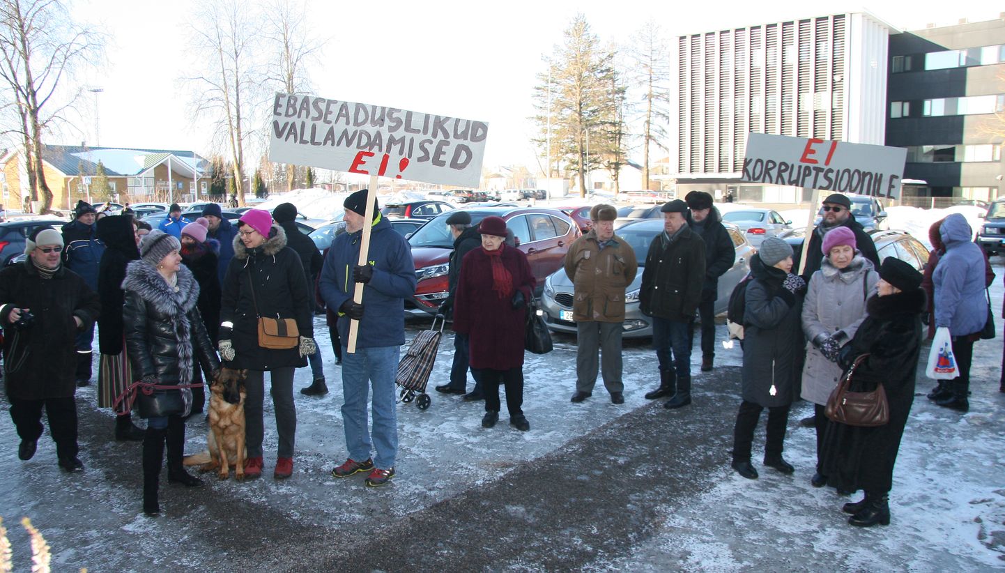 Против увольнений протестовали возле Йыхвиского волостного дома еще в конце февраля, когда появились только первые признаки кадровой чистки.