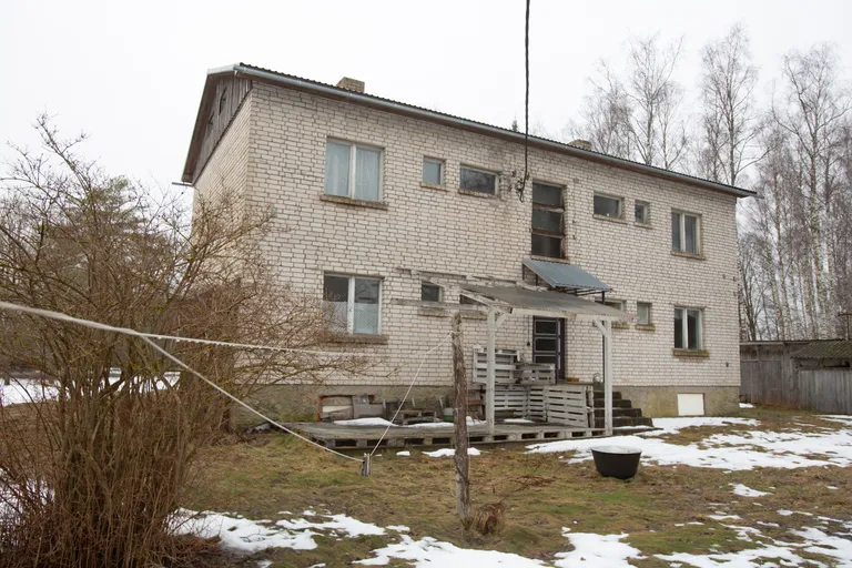 Ühegi elanikuta korterelamu Väike-Võhma külas.