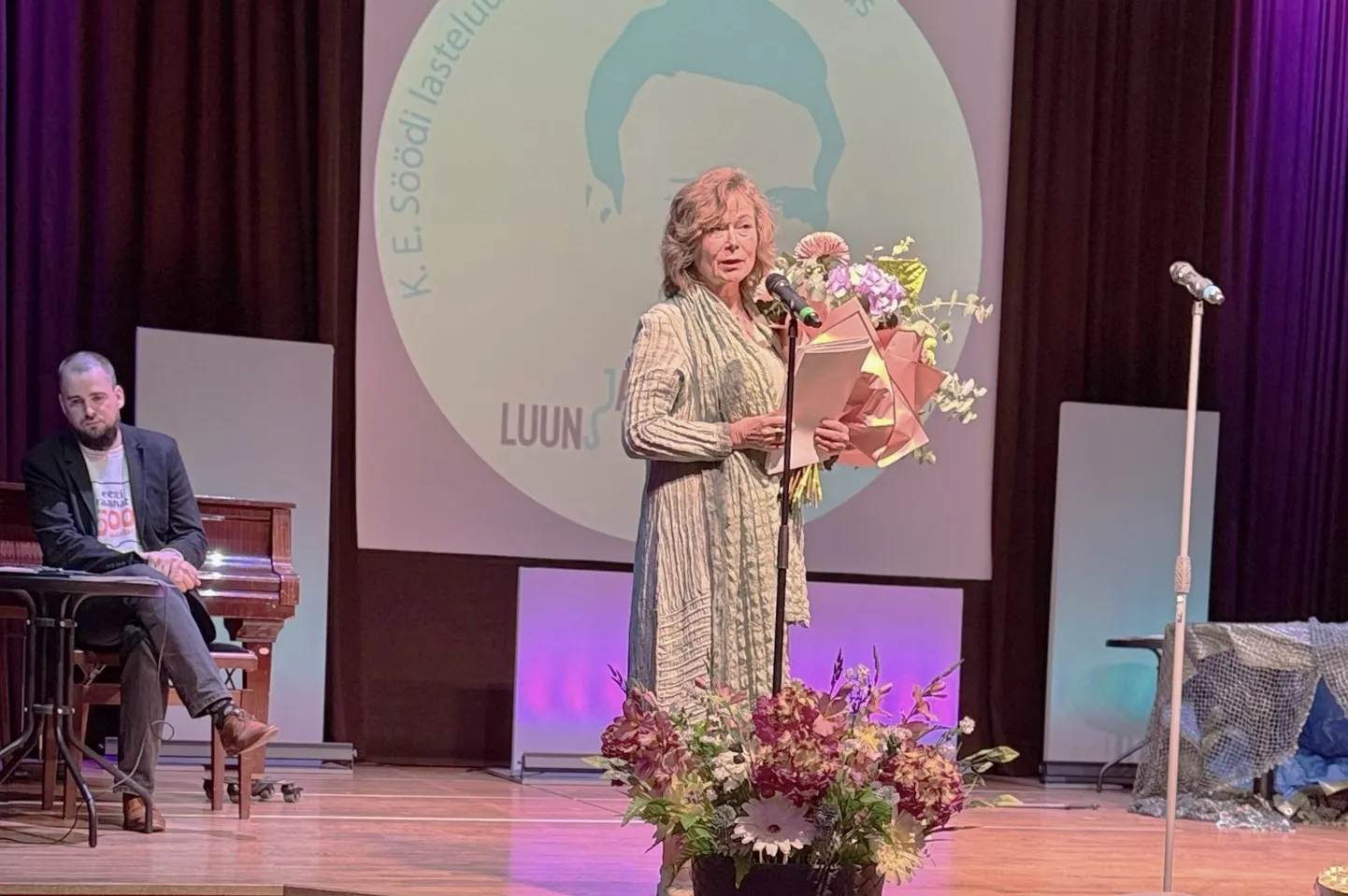 Doris Kareva tänab auhinna eest, vasakul auhindamise aktust juhtinud Siim Lill.