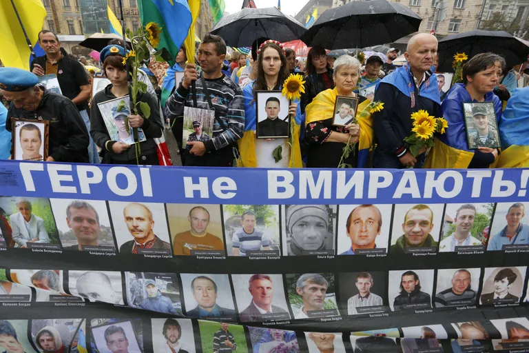 Ukraina sõjas hukkunute sugulased, sõdurid ja vabatahtlikud võitlejad marssisid Ukraina iseseisvuspäeval Kiievis. Foto: Scanpix/Maxym Marusenko