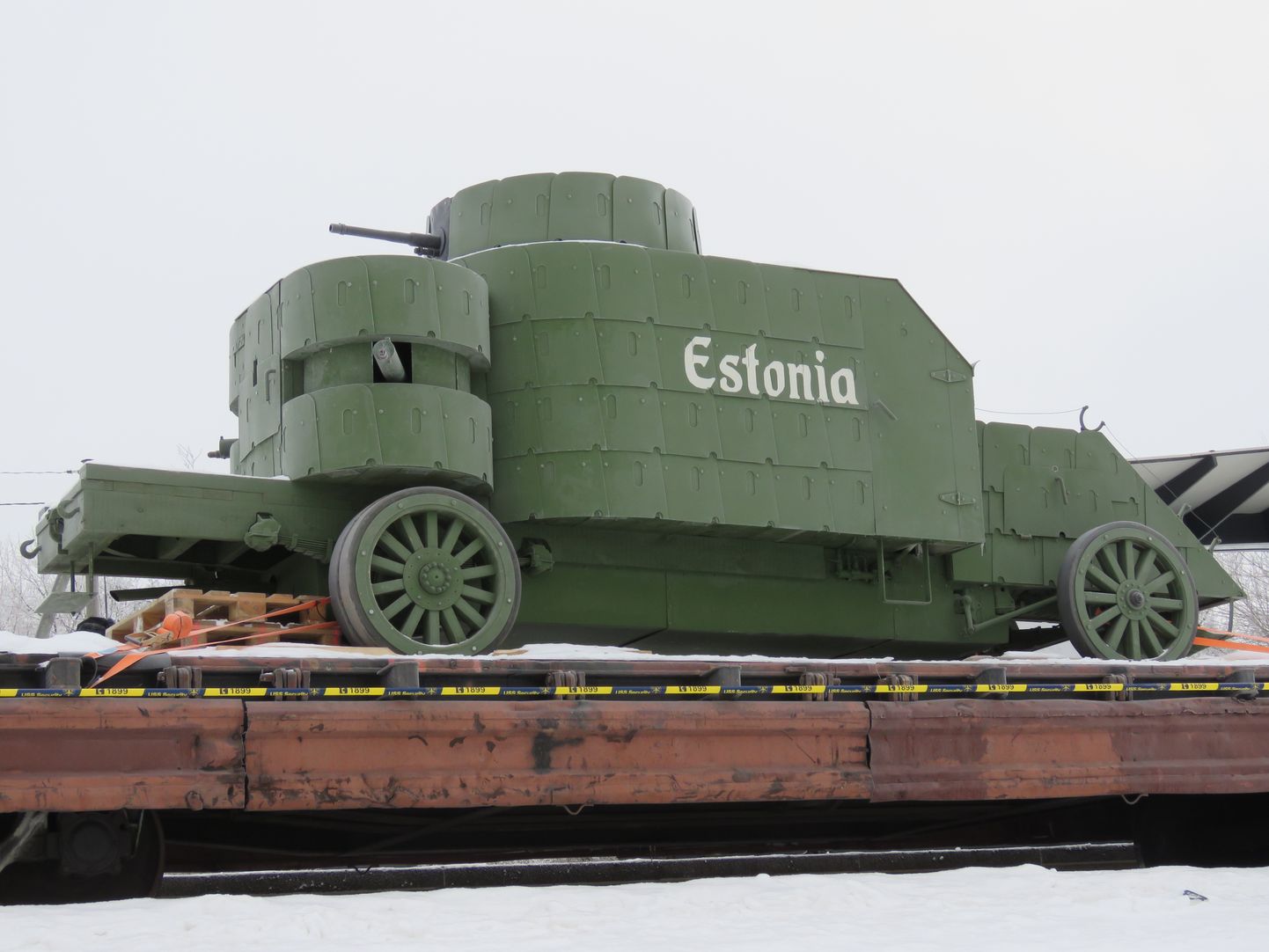 Vabadussõja soomusrongist inspireeritud näidis nimega nr 7 Wabadus jõudis reedel Valgamaale Puka raudteejaama.