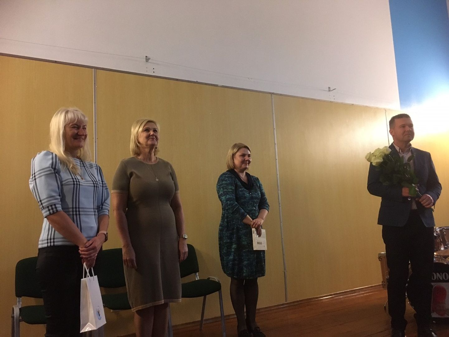 Aigi Sikkali esimene tööpäev Parksepa keskkoolis. Fotol vasakult: Piret Otsatalu, Aigi Sikkal, Anneli Plado ja Kalmer Puusepp.