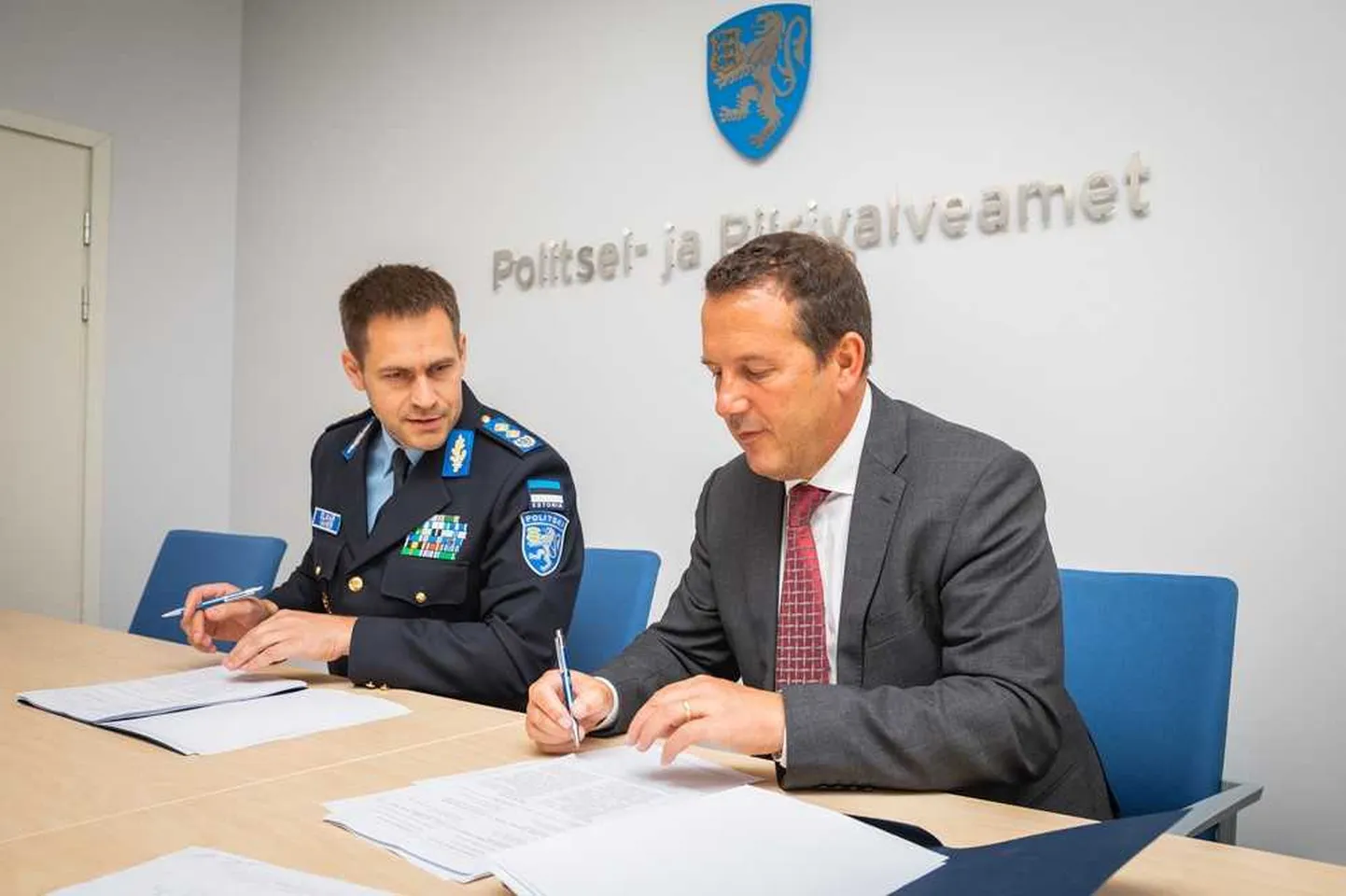 PPA peadirektor Elmar Vaher ja ID Global Solutions Limited tegevdirektor Andrew Richard Cobb.