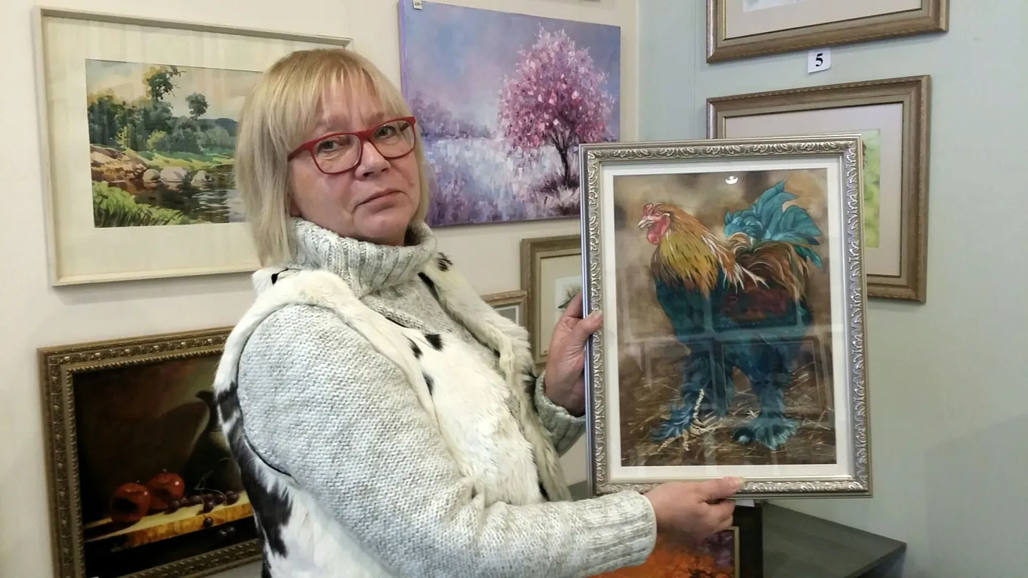 Gildi galerii perenaine Roosi Pedassaar näitab vägeva sulestikuga kukepilti, autoriks Ekaterina Zelenova.