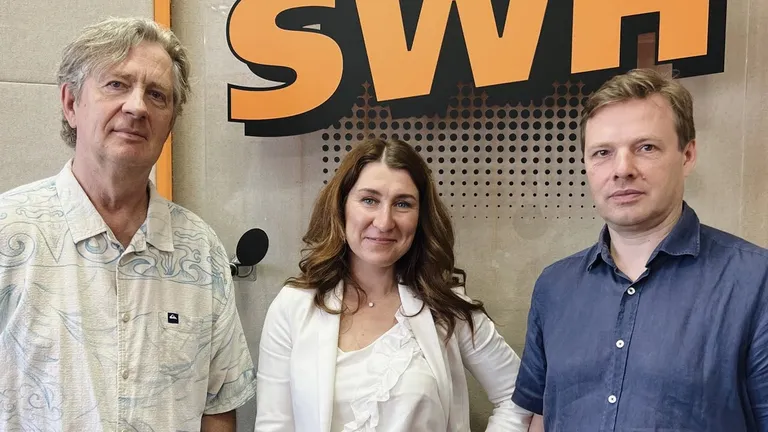 Kopā ar "Radio SWH" ētera personību Fredi un sociālantropologu Klāvu Sedlenieku.