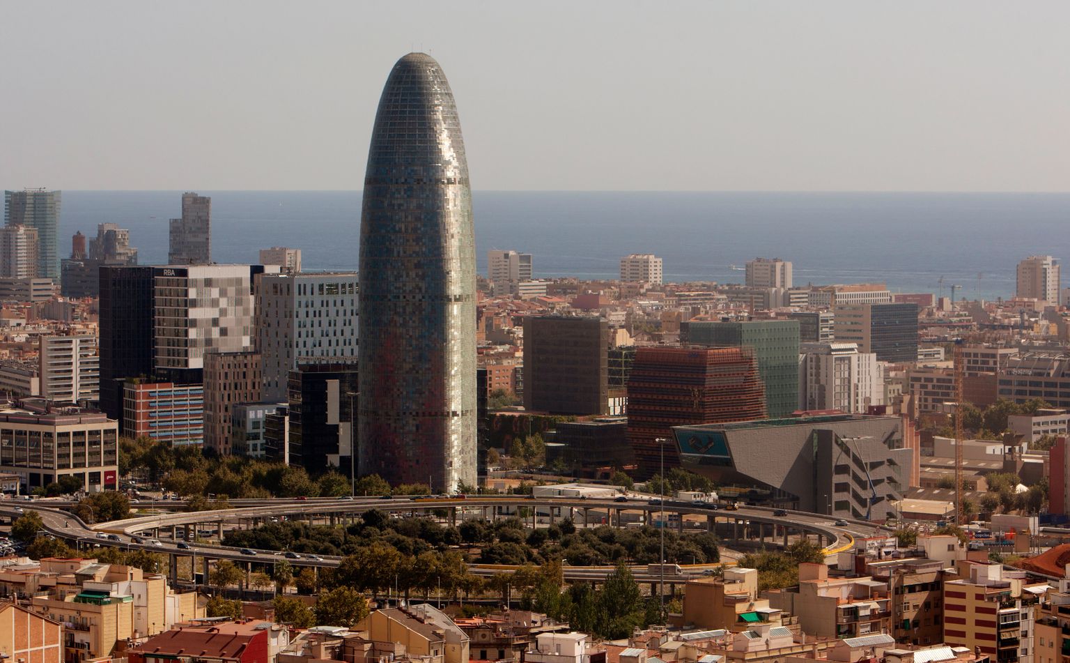 Vibraatorikujuline Torre Glòries Barcelonas 2011. aasta septembris.