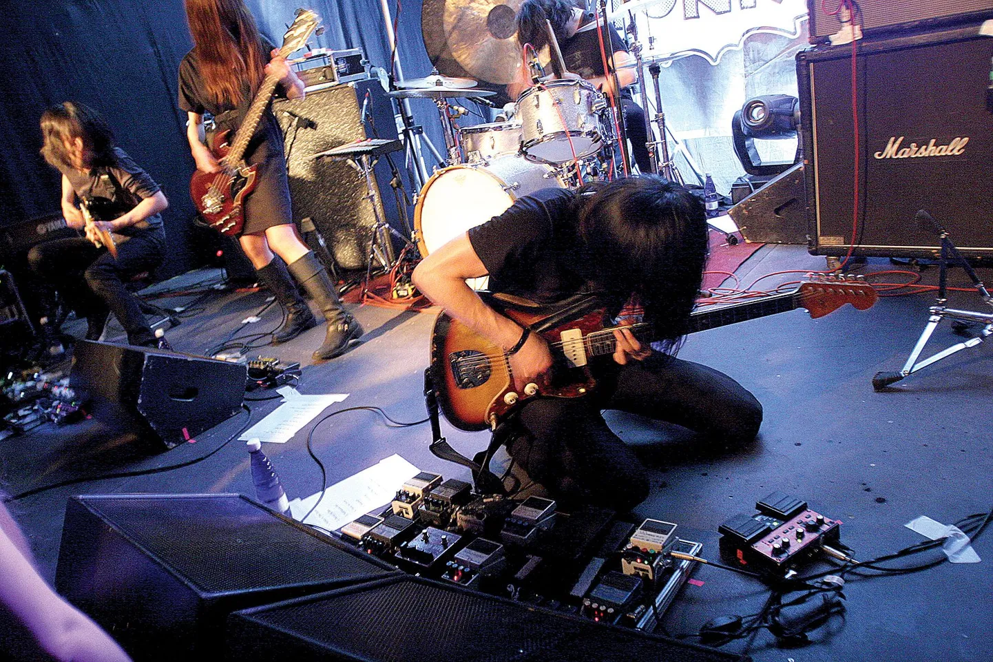 Mono kitarrist Taka (paremalt), trummimees Yasunori Takada, bassimängija Tamaki ja kitarrist Yoda mängisid ööl vastu teisipäeva väga süvenenult ning heitsid publikusse väga harva pilku.