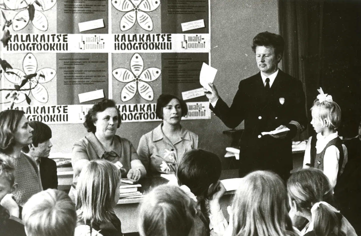 TÕSTAME TEADLIKKUST:  Kalakaitse hoogtöökuu tähistamine Kingissepa 8-kl. koolis. Esineb Heimar Laanemets. (SM F 3196:65 F 3226:65)