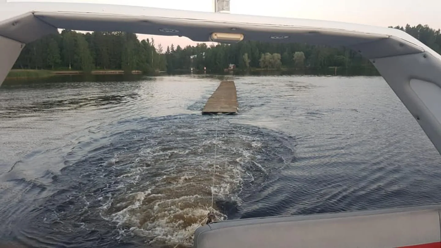 Pappilaniemi rannast kaduma läinud ujuvkai. Pilt pärineb kai varasemast pukseerimisest.