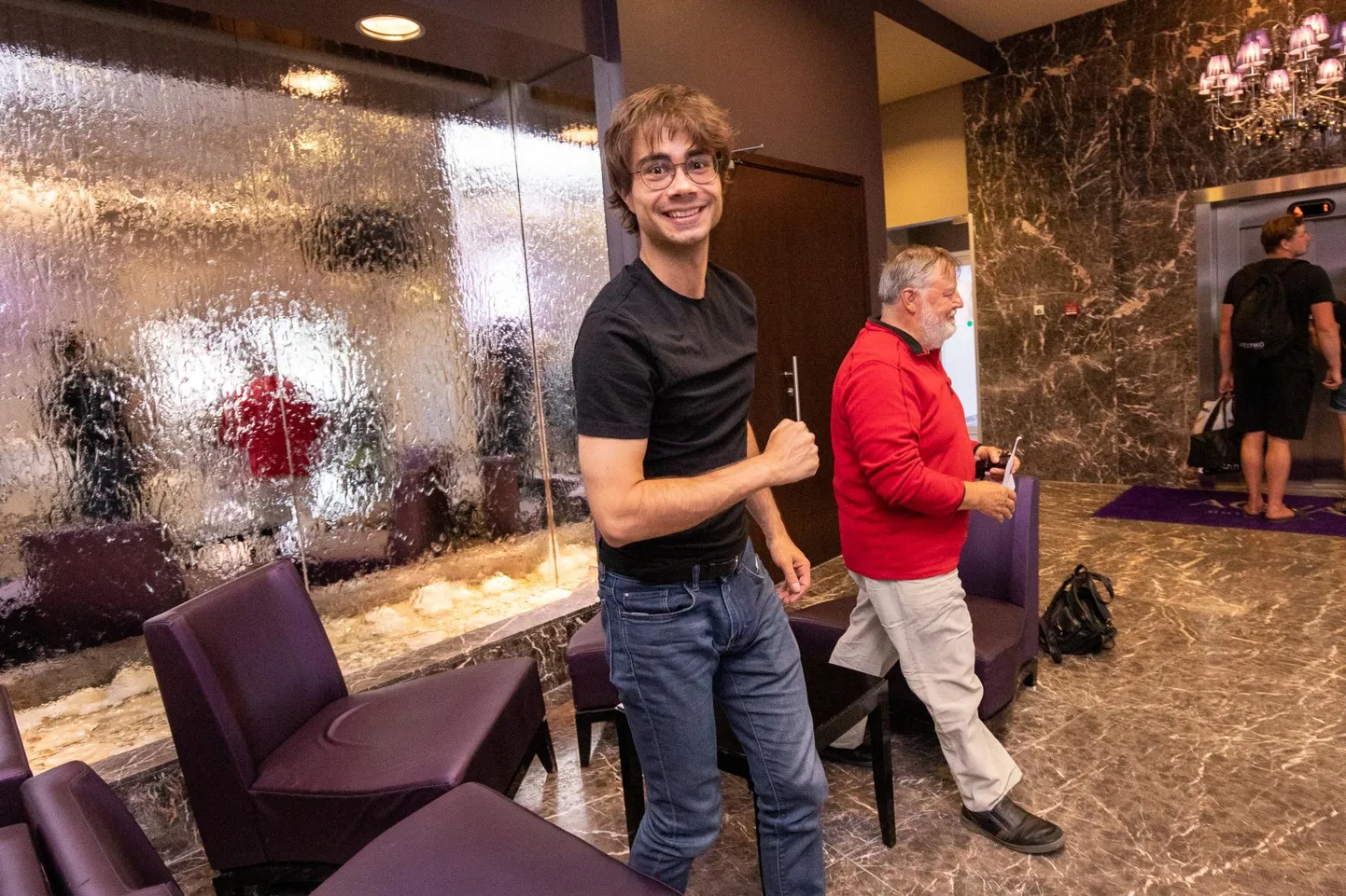 Alexander Rybak andis Käsmus meeleoluka kontserdi ja põikas ka maakonnakeskusesse Rakveresse, kus ööbis Aqva hotellis.