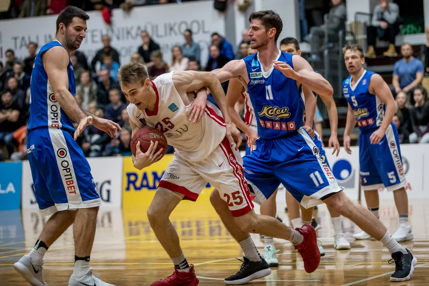 Levi Martin Giese võitlemas palli eest kalevlaste Bojan Subotici ja Thomas van der Marsiga.