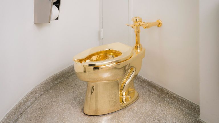 New Yorgi Guggenheimi muuseumi kullast WC-pott