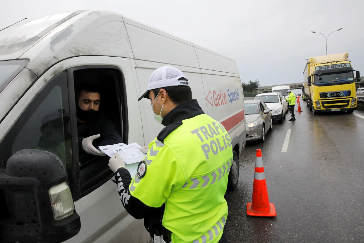 Türgi politsei kontrollib liikumisluba Istanbuli lähedal maanteel.