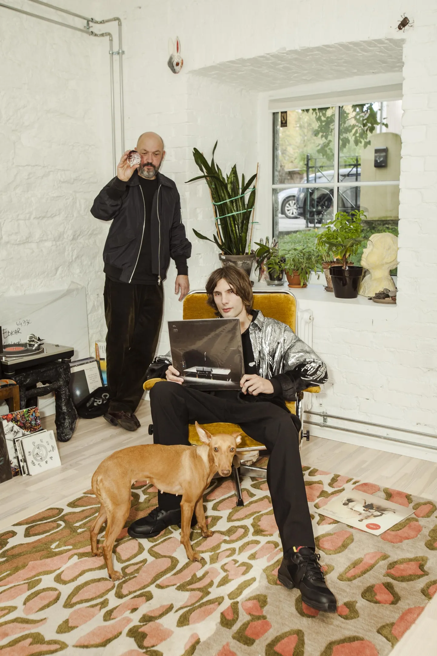 Ajukaja ja Mart Avi «Death of Music» on kogum ja sulam muusikalisi stiile, alates eksperimentaalsest elektroonikast kuni üsna puhtakoelise popini välja.