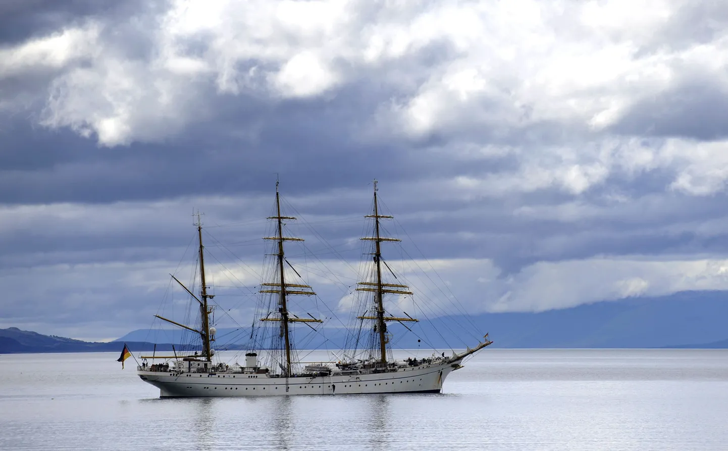 Kolmemastiline Gorch Fock seisab ankrus Ushuaias, mis jääb 3000 km Buenos Airesest lõunasse. Pilt on tehtud 21. jaanuaril.