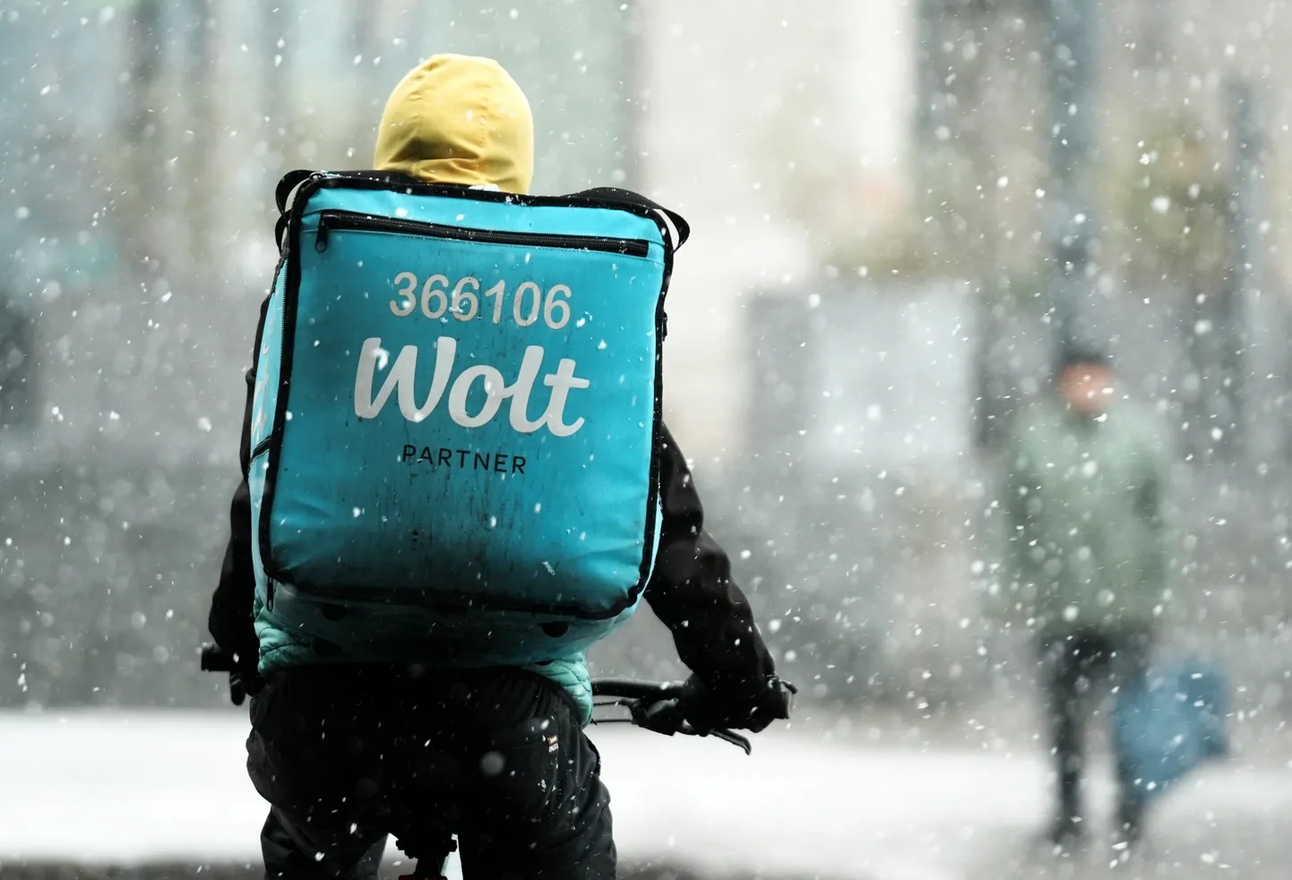 "Wolt" kurjers sniegputeņa laikā.