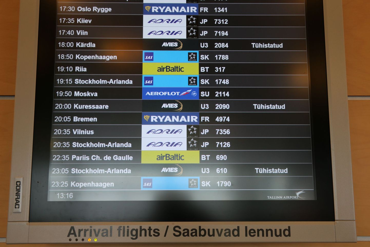 У авиаперевозчика Avies приостановлена лицензия, поэтому рейсы отменены.