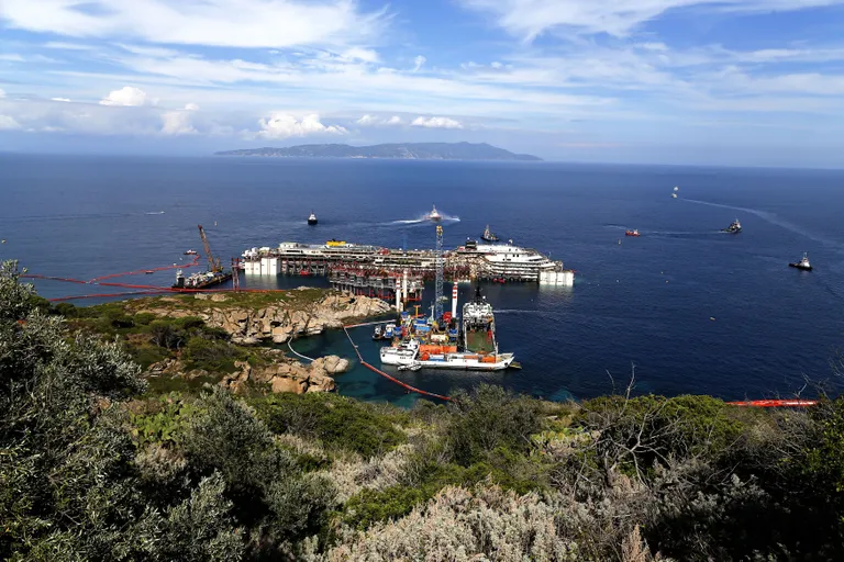 Costa Concordia sõitis madalikule kaldale väga lähedal, ent sellest hoolimata hukkus 32 inimest.