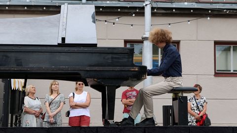 GALERII ⟩ Linnaklaveril mängivad täna noored pianistid, suured tulevikulootused