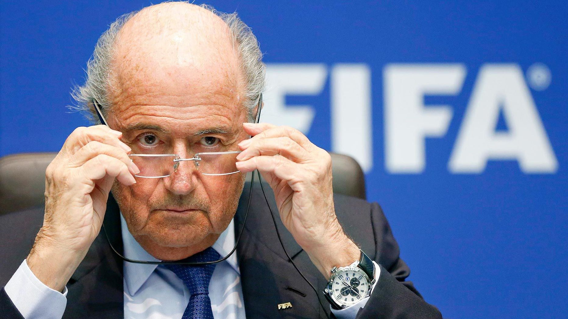 FIFA juht Sepp Blatter prillide kohalt kuulajaskonda kiikamas.
