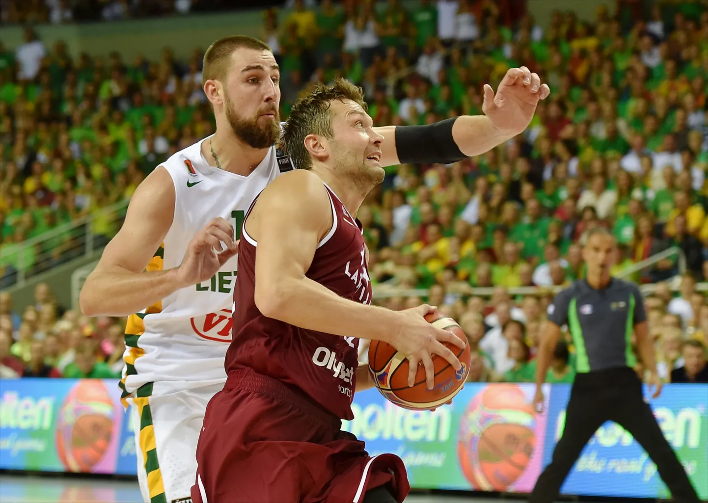 Kristaps Janicenoks (punases) mängus Leeduga.