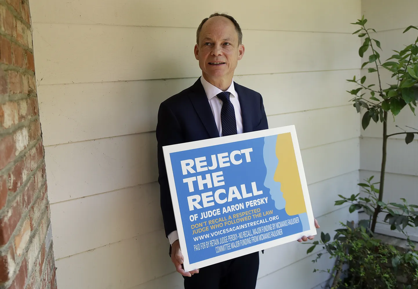 Aaron Persky poseerib hääletuse vastuplakatiga.