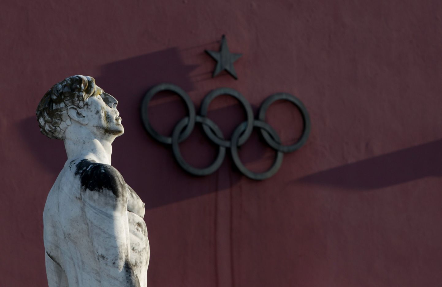 Olümpiarõngad ja marmorkuju Rooma olümpiastaadioni lähistel.