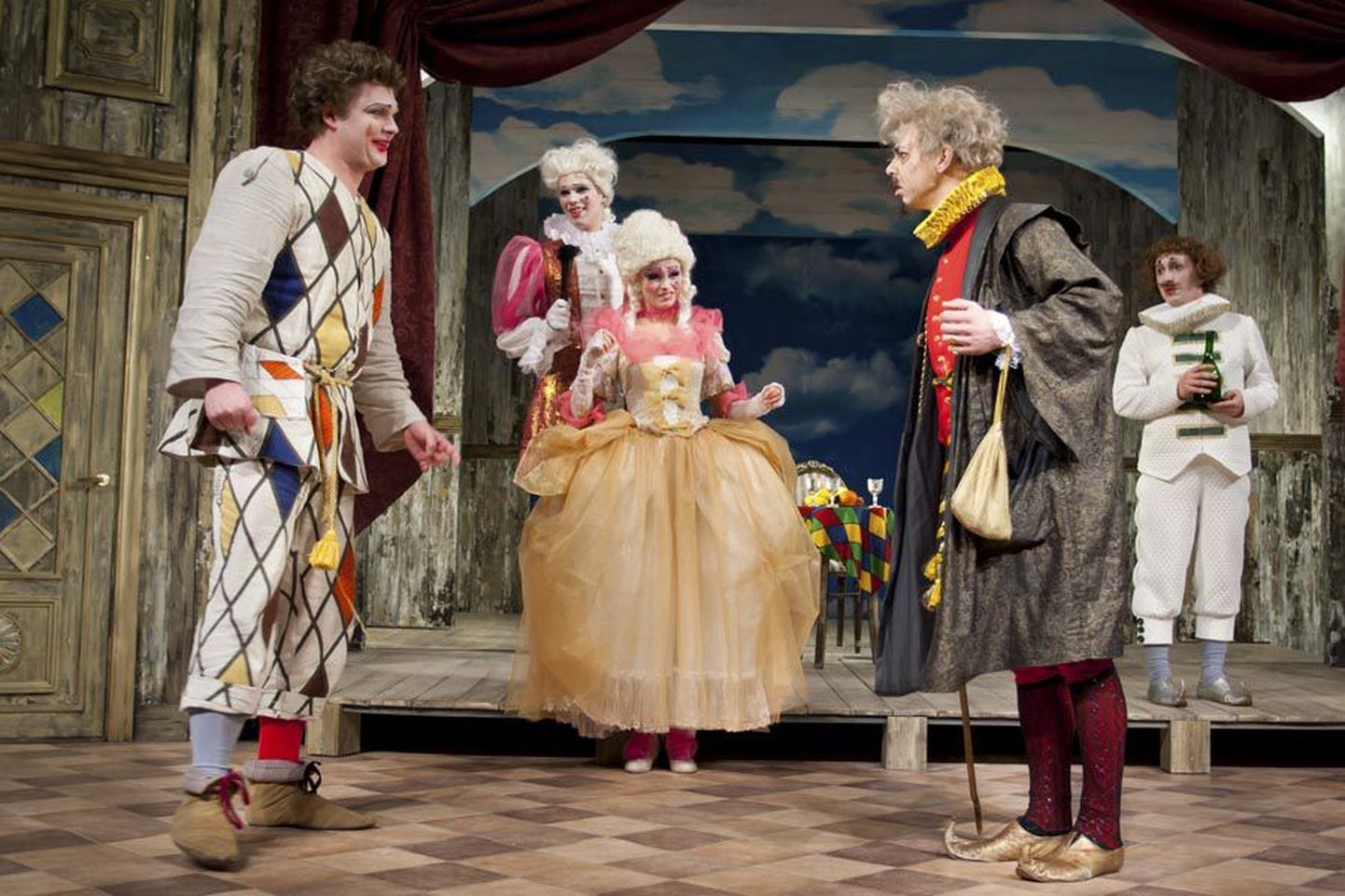 Ugala mängib hooaja lõpetamisel Carlo Goldoni klassikalist komöödiat «Kahe isanda teener», mille peaosas on Uku Uusberg (vasakul).