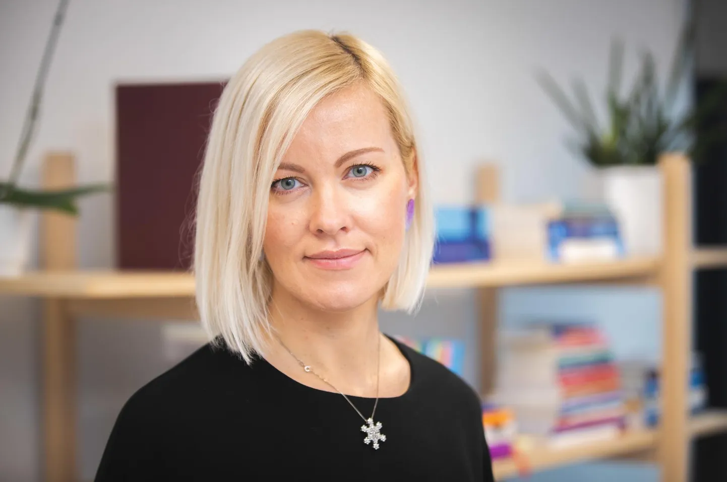 Psühhiaater Mari-Liis Laanetu oma kabinetis: «Ärevushäirete puhul on tavaline, et seni, kui tööl on kiire, tuntakse, et kõik on normaalne. Aga kui minnakse koju ja saabub aeg lõõgastuda, on järsku kõige halvem olla.»