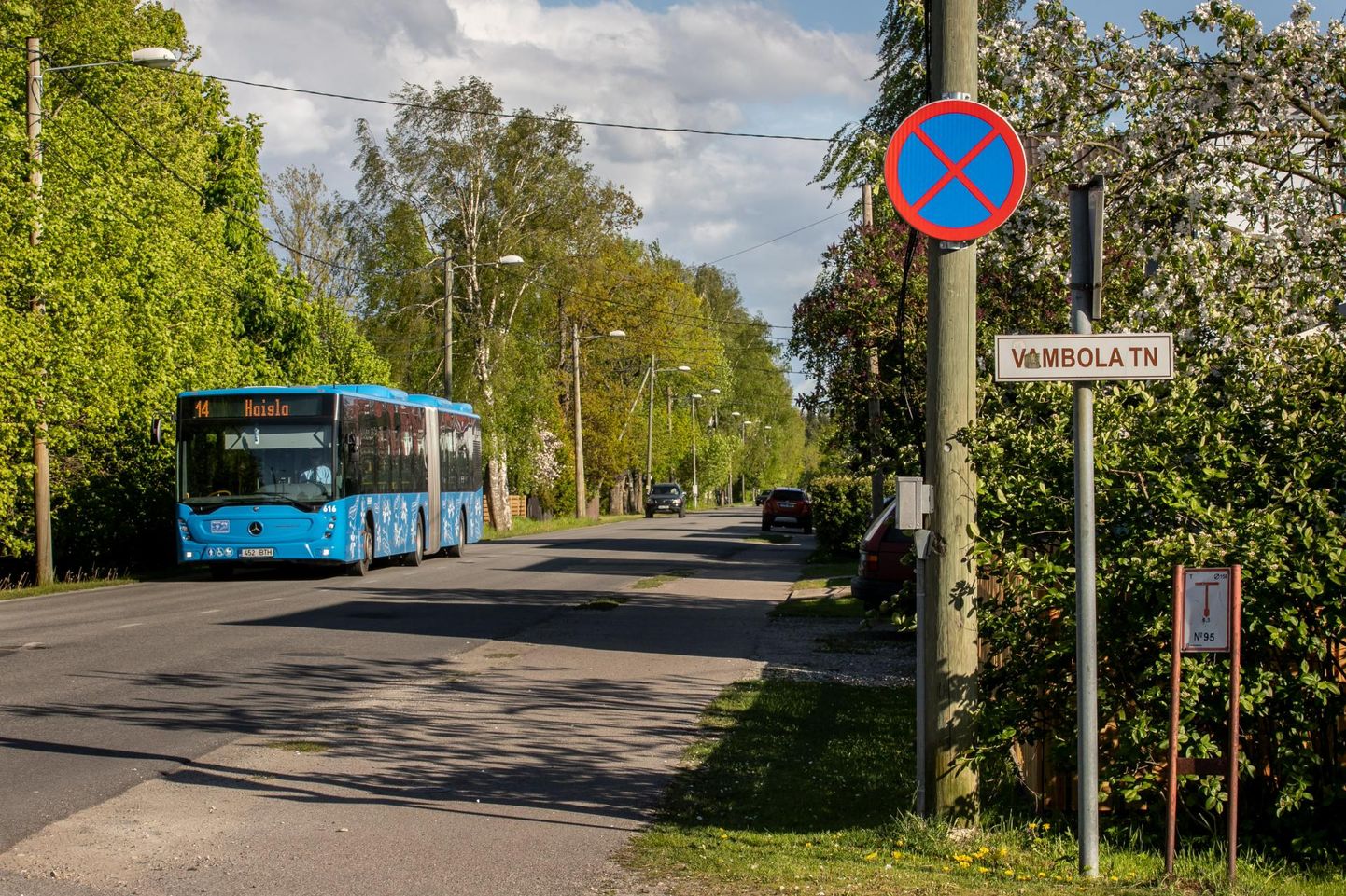 Pärnu Merimetsa tänavale paigaldatud peatumiskeelu märgid tekitavad osale elanikest meelehärmi.