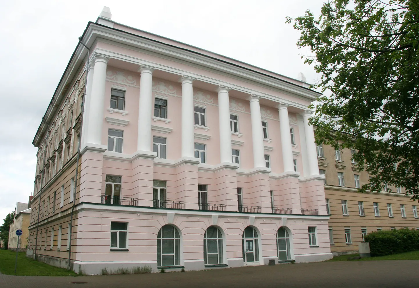 Korteriühistu investeeris selle Keskalleel asuva maja fasaadi kordategemiseks kenakese summa, ent tehtud tööde eest hüvitist saada ühistul lootust pole.