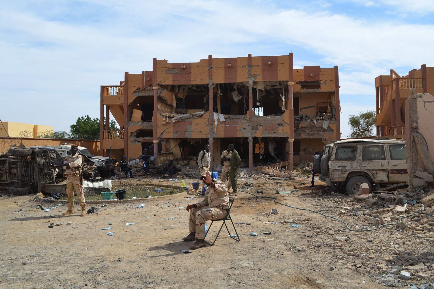 Mali sõdurid 2018. aastal Gaos autopommiplahvatusest purustatud hoone ees.