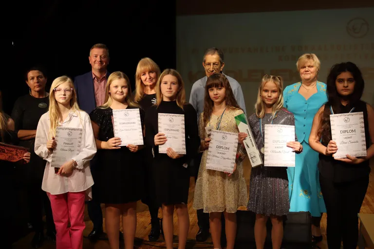 10–12aastaste vanusekategooria finalistid ja žürii.