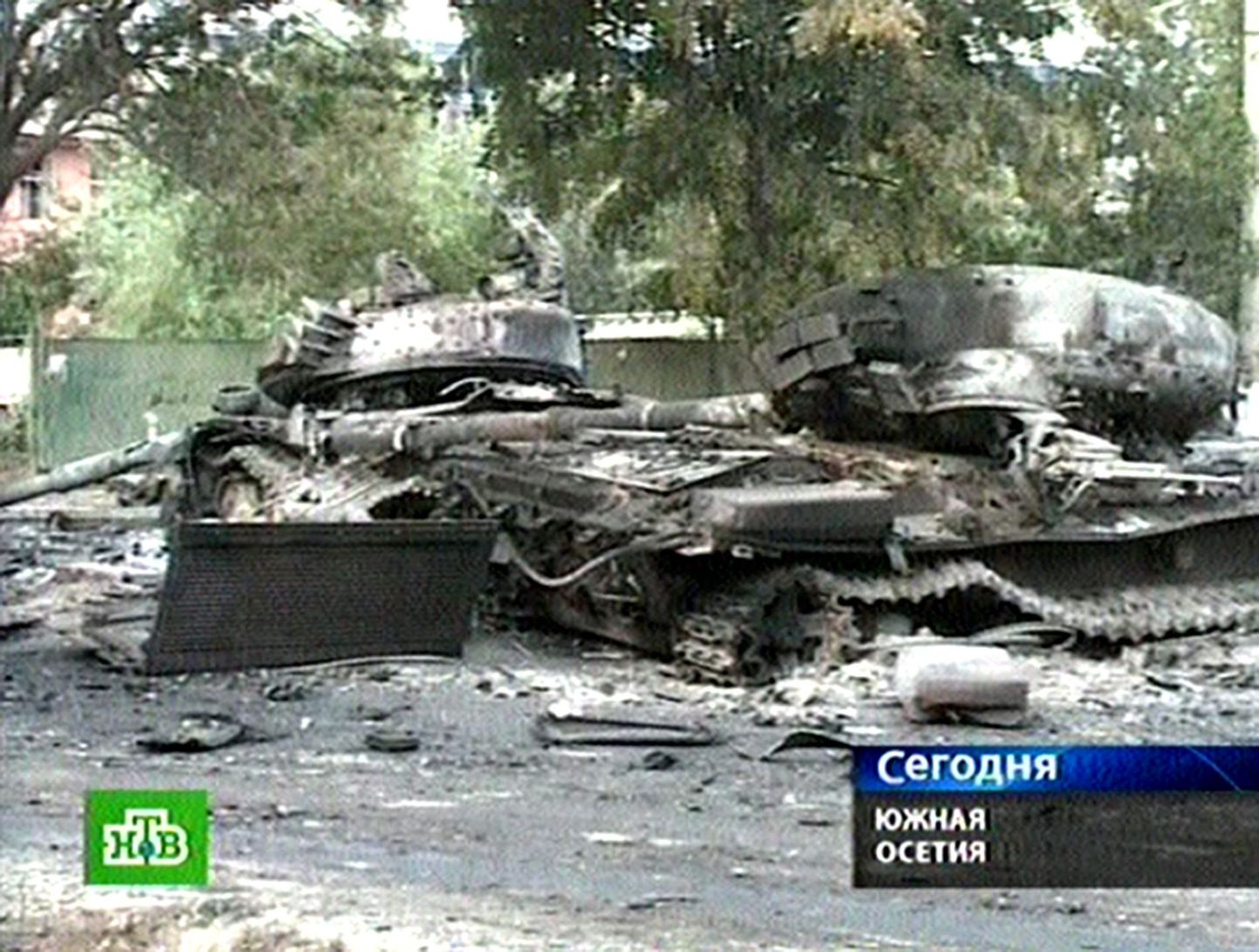 Vene telekanali vahendusel levinud kaader purustatud tankidest Tshinvalis.