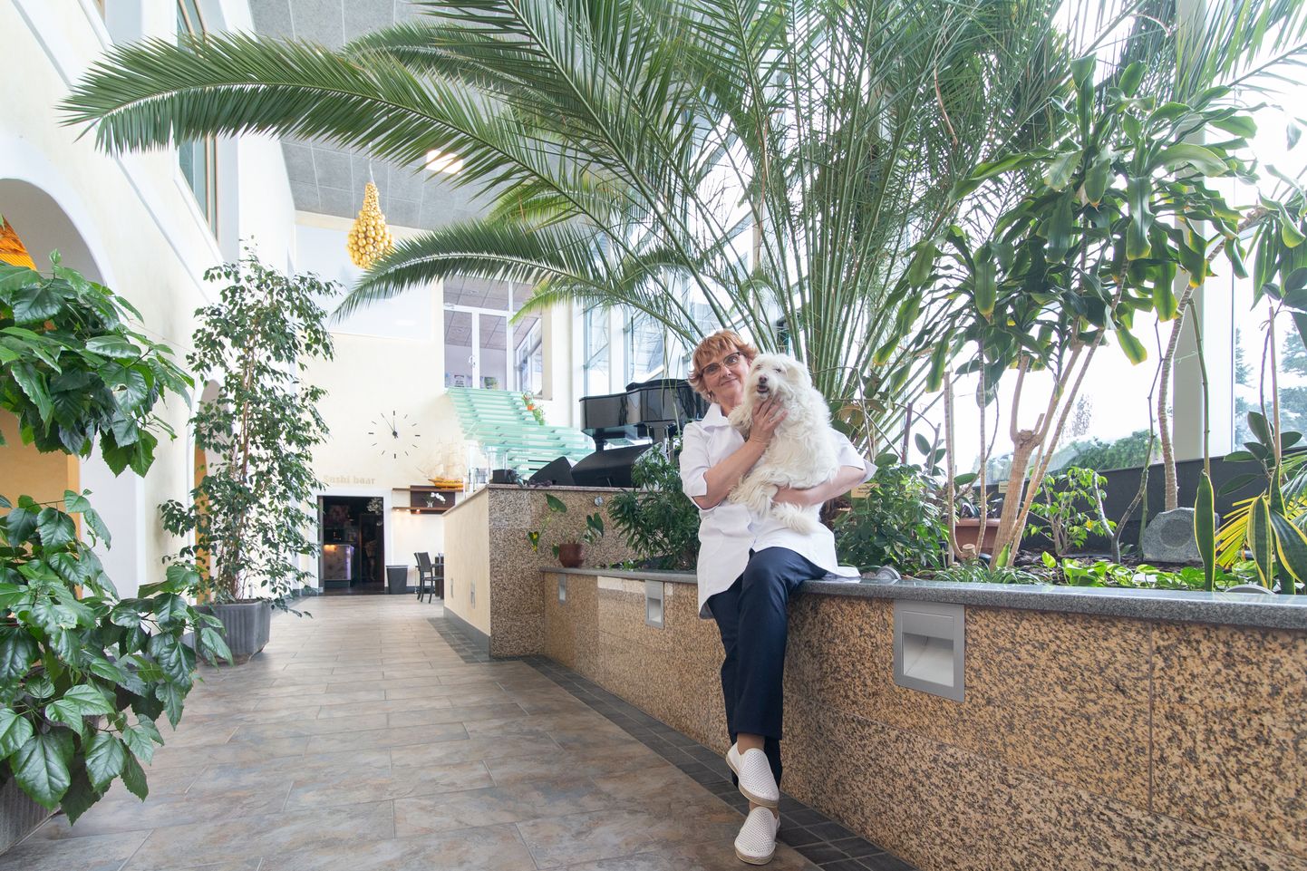 Главврач Татьяна Ильвес, как и весь персонал спа-отеля "Toila", а также спа-собака Белла в понедельник радовались, что в доме снова пробуждается жизнь. После перерыва двери открыли wellness-центр "Orhidee" (на снимке) и термы.