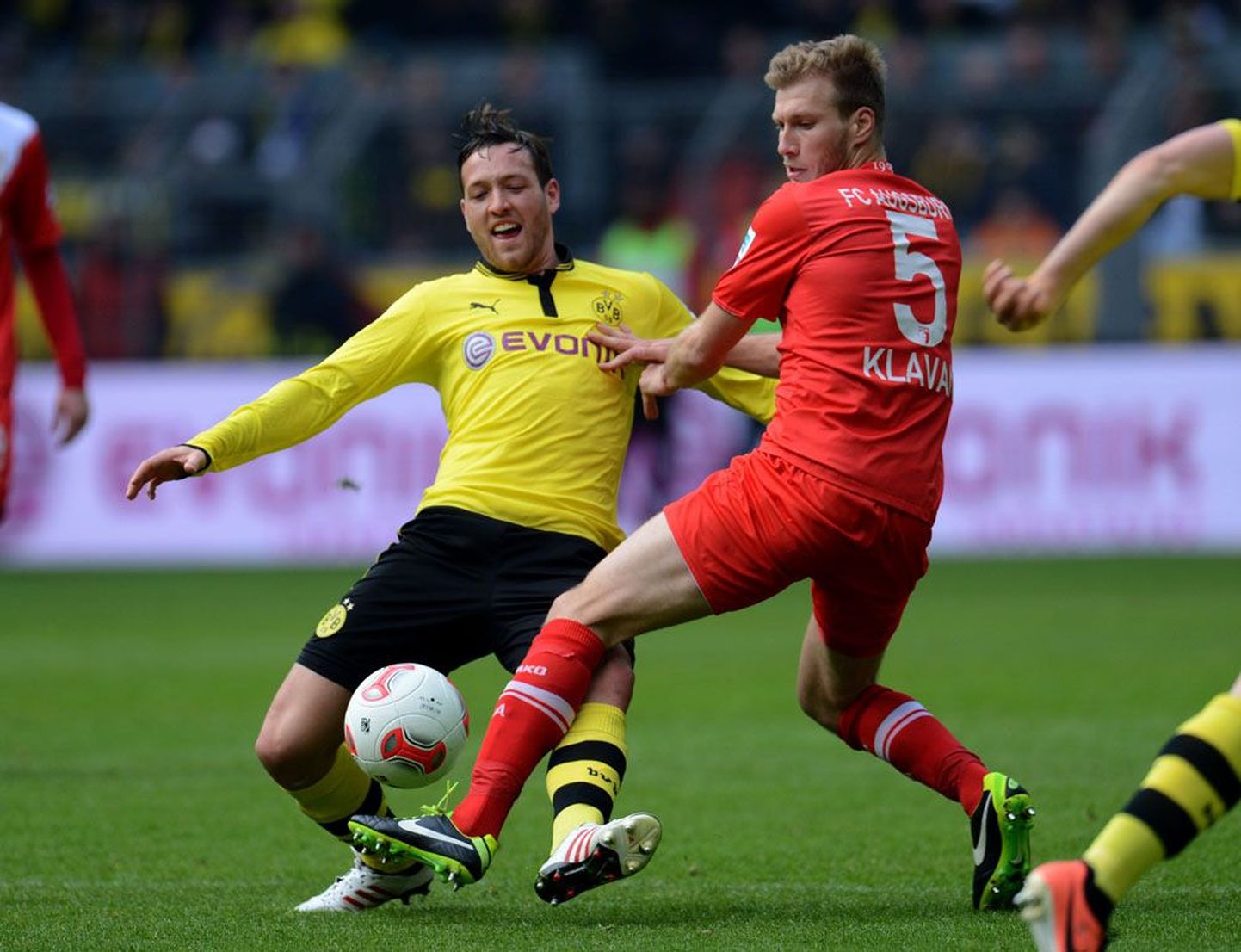 Ragnar Klavan (paremal) heitlemas Dortmundi Borussia mängumehe Julian Schieberiga.
