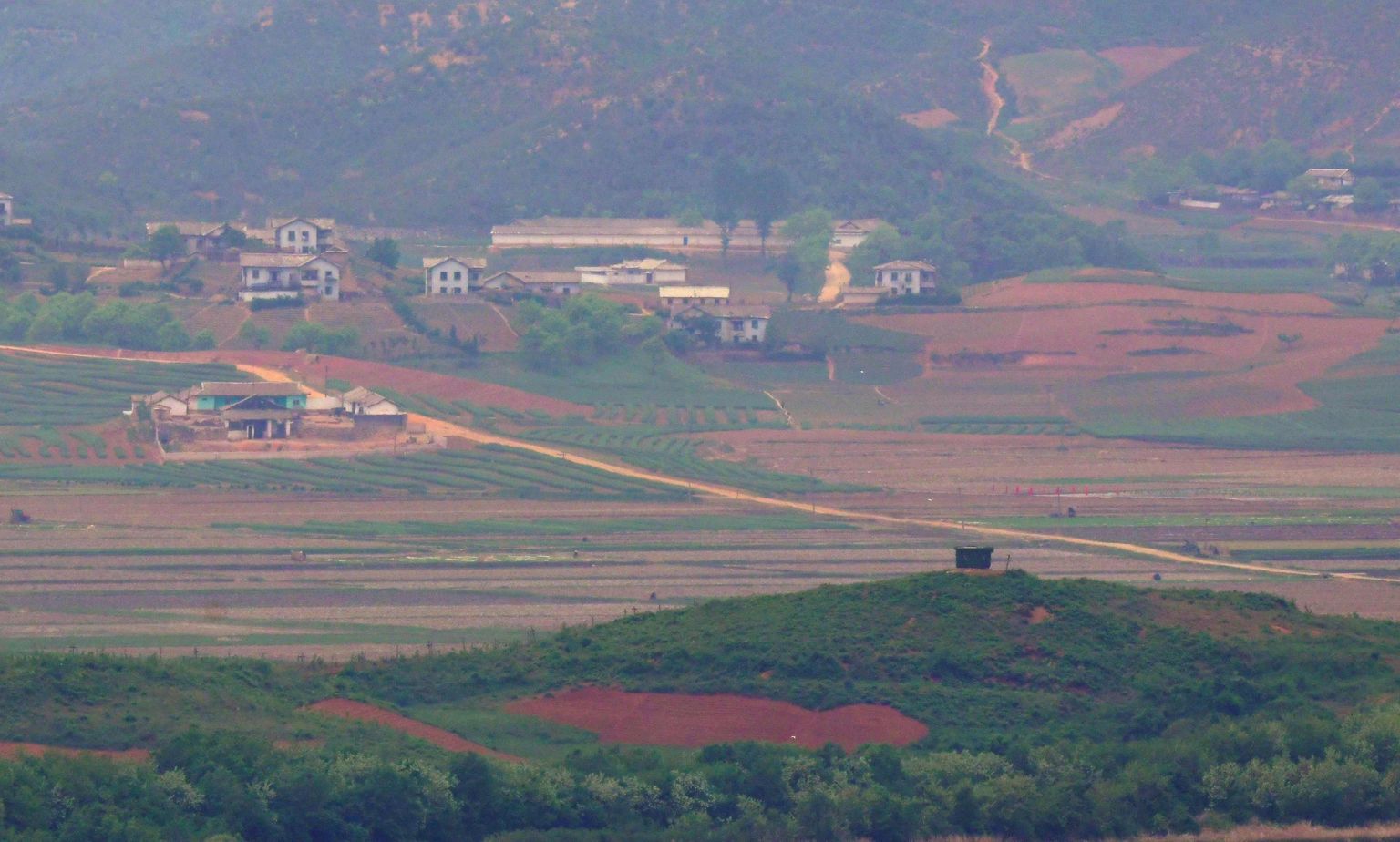 Põuas Põhja-Korea piirilinn Kaepong Lõuna-Korea vaatlusposti silme läbi.