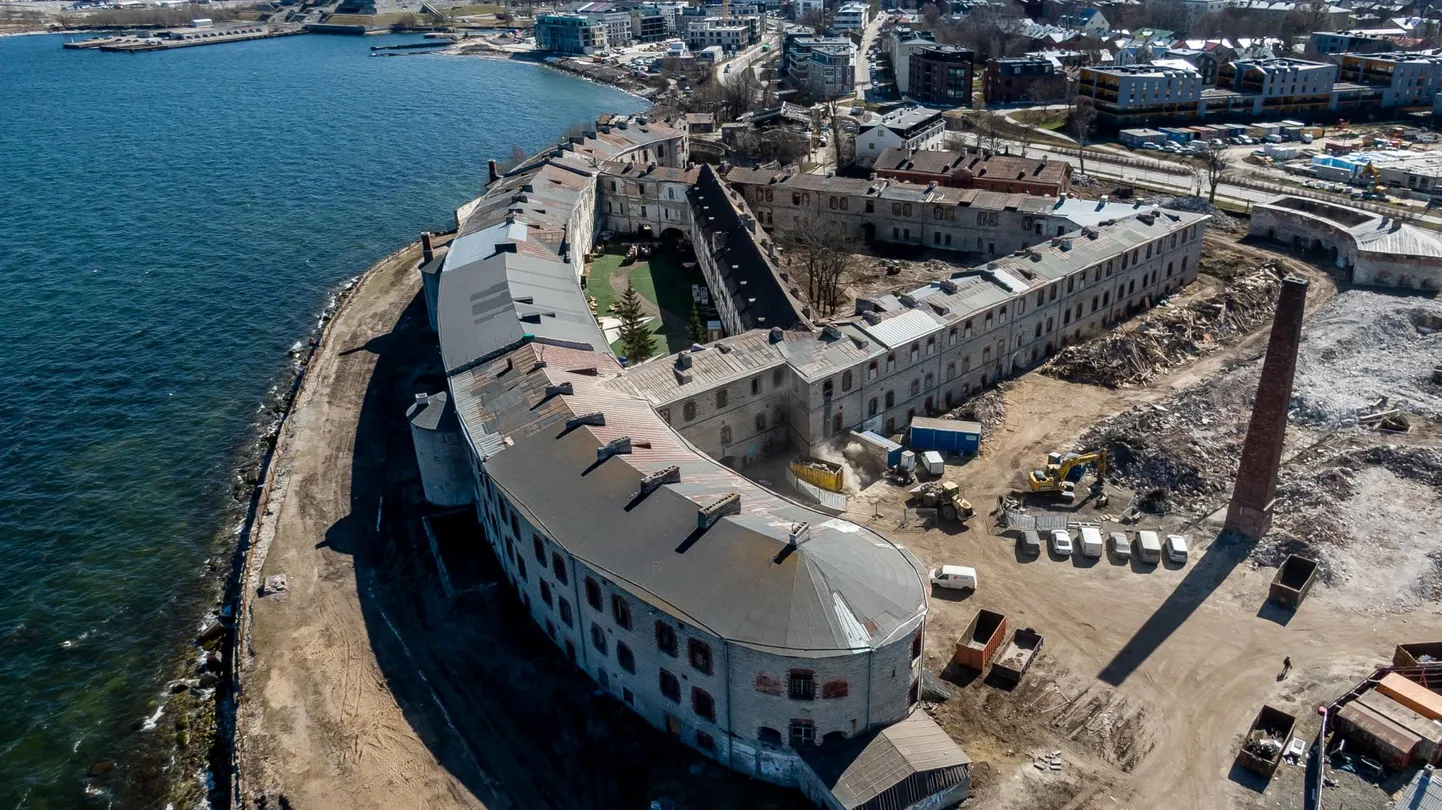 Patarei merekindluse meeskond loodab peatselt külastajatele avada nii vasakpoolse, rohelise tehiskattega goržihoovi kui ka kolmnurkse sisehoovi, kus praegu veel tööd käivad.